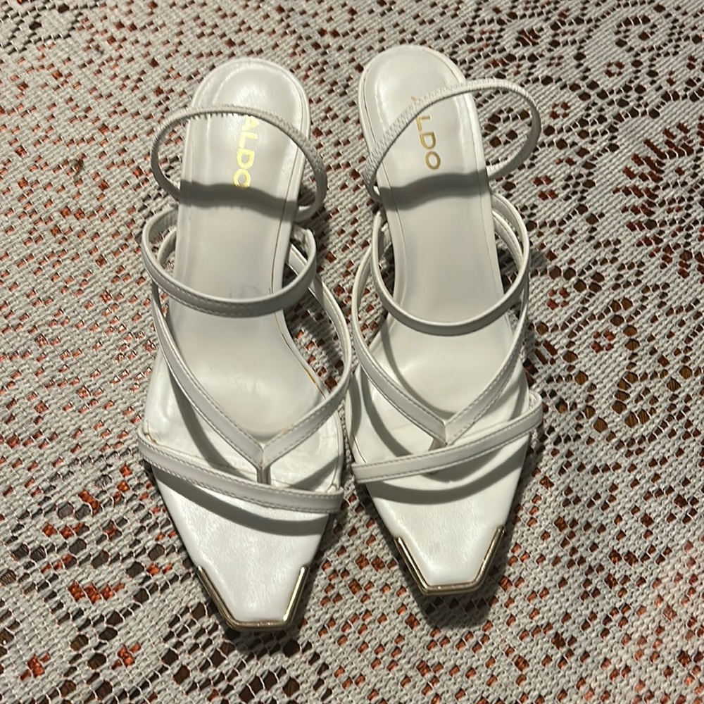 Elegant white, small-heeled sandals with gold tip